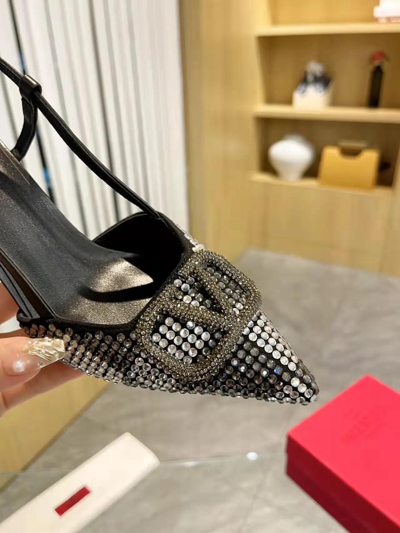 👟👟Ex-factory price 440👟👟 Genuine leather sole + 40 Kloesch diamond buckle Valentino.Valentino big v buckle single shoes ㊙️Latest series of counter genuine version with perfect details. Authentic products are made one to one. All details are consistent with genuine ones. The upper foot is very pedicure type. The key point is that it is very good and easy to control. It does not wear the feet and does not tire the feet. It is a walking artifact. The last shape is completely compared to the counter. The details are perfect. It is impossible to make such an exquisite product without the original version. Exclusive molded brass color. The highest version on the market. Fabric: imported sheepskin, lining and foot pads are all sheepskin. Color: 13 colors available. Sizes (34 to 42). Customized size 34 and 42. Non-returnable and non-exchangeable. Heel height: 7CM. Rubber sole. Genuine leather sole +40